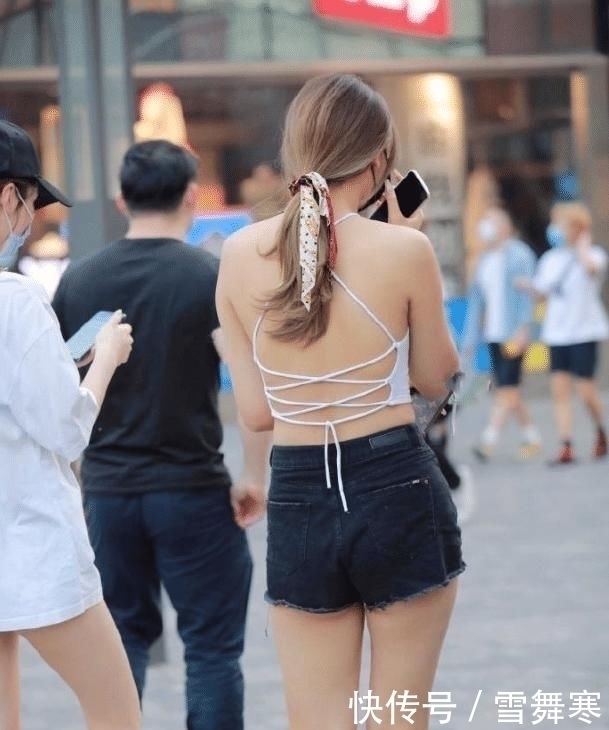 小姐姐|本以为吊带就很“清凉”了,看到后背更透风,这不就是块“布”?