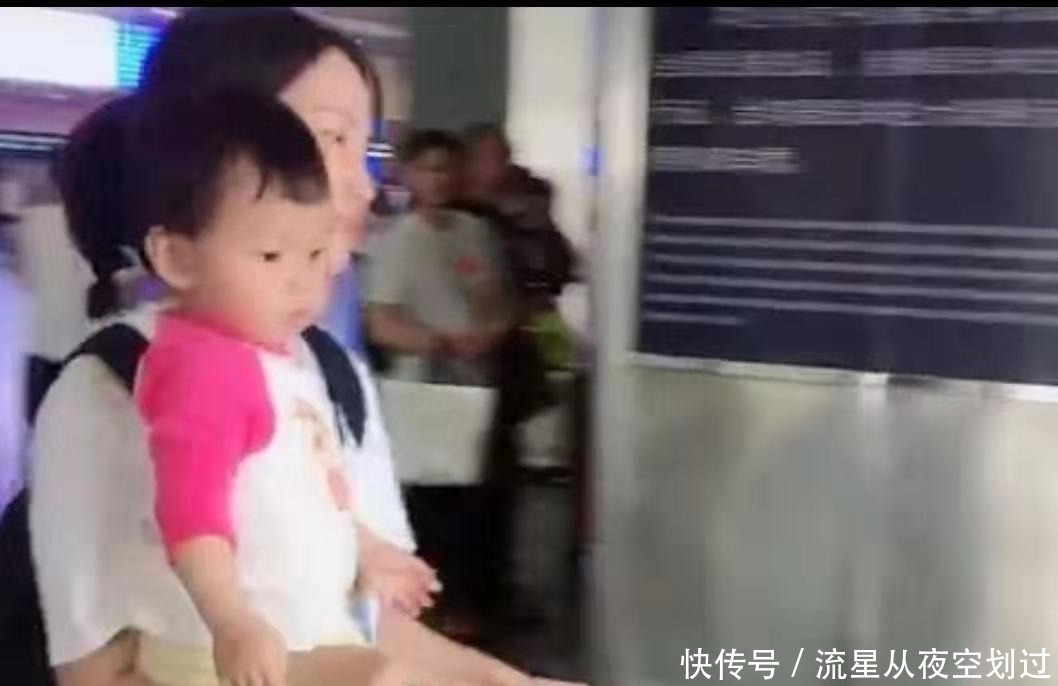 坚强|“艰辛辣妈”拎着包抱着娃赶地铁走红,所谓坚强,全靠硬扛!