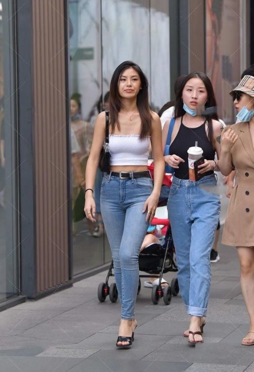 穿搭 墨绿色的无袖上衣,搭配黑色九分裤,整体给人简单清爽利落感觉