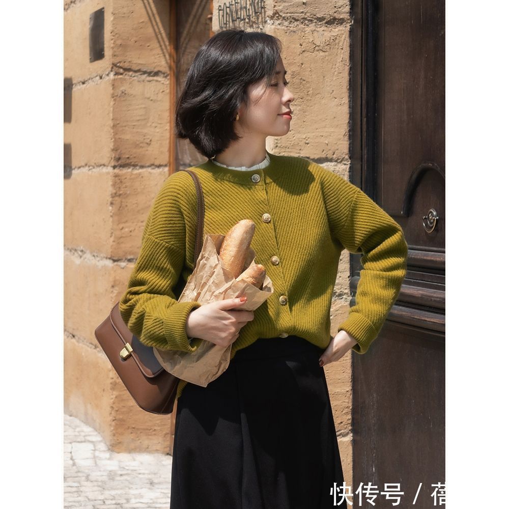 穿搭 今年火了一种穿搭,叫“针织衫+半身裙”,不仅知性而且超有气质