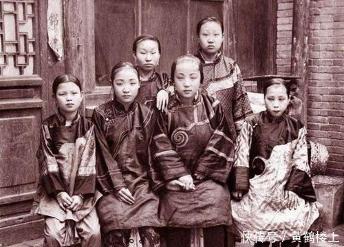 自称|自称清朝皇室后裔,穿黄色衣服留长辫,曾狂言你们不过是奴隶!