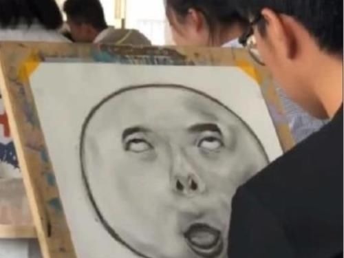 四条腿#当美术生画到一半不想画了,画风逐渐沙雕,网友看完笑出鹅叫