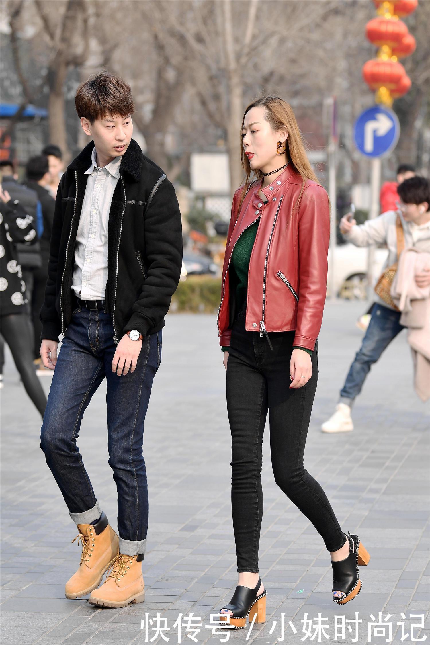 街拍:穿着紧身牛仔裤的姑娘,都是对自己身材非常自信,搭配出气质美