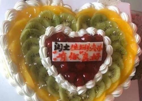 小棉袄|不走心爸爸送女儿蛋糕火了,看到上面的字,网友:吃了没文化的亏