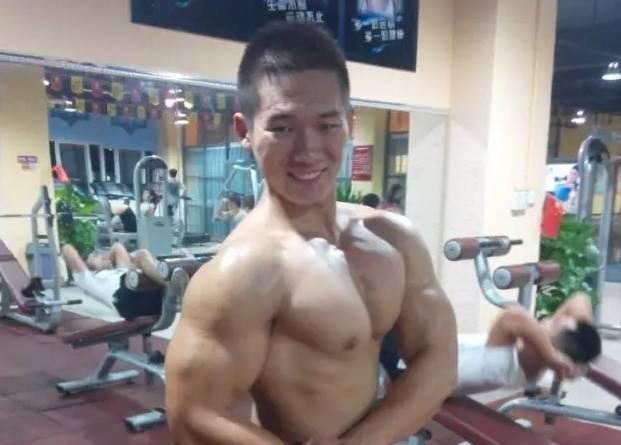 胸部|俯卧撑增加胸部刺激，黑人小伙演示如何练大胸肌？循环训练法则！