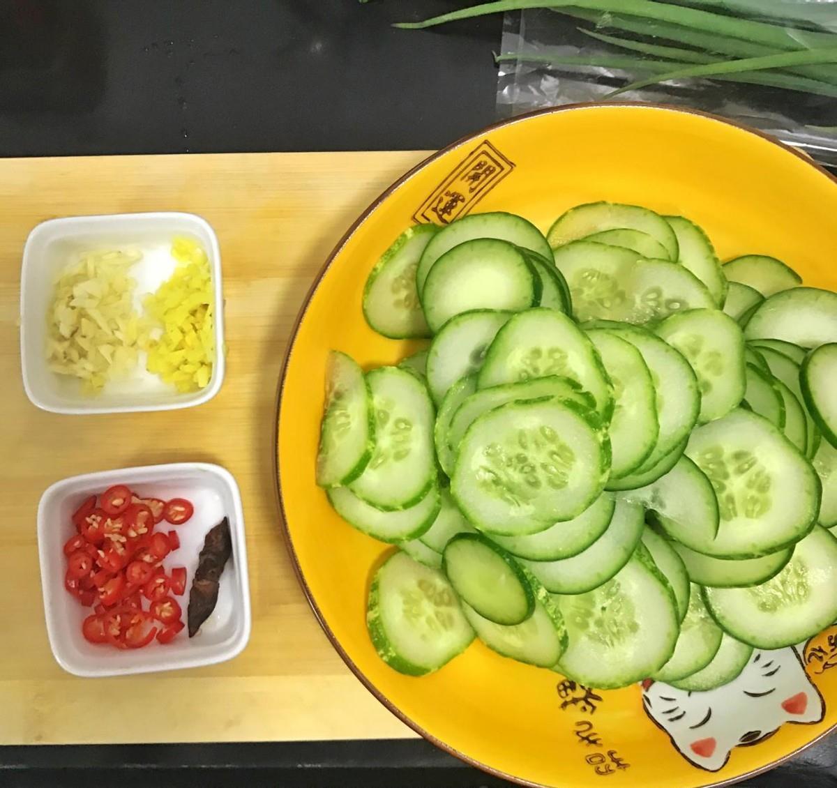 小米辣|黄瓜别再凉拌了,学会了这道黄瓜炒肉馅,简单味道好