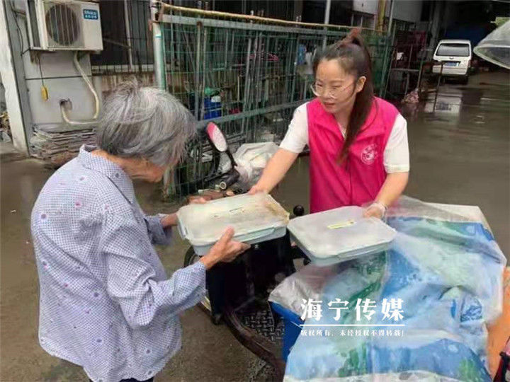 送达|3000多份饭菜安全送达 台风天海宁为老助餐服务不停歇