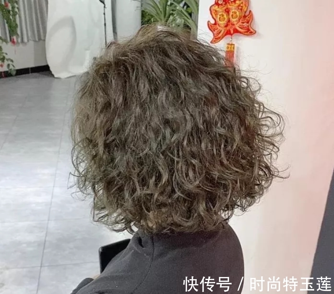 洋气 今年秋冬发型别乱剪,18款洋气烫发送给你,无论胖瘦都适合