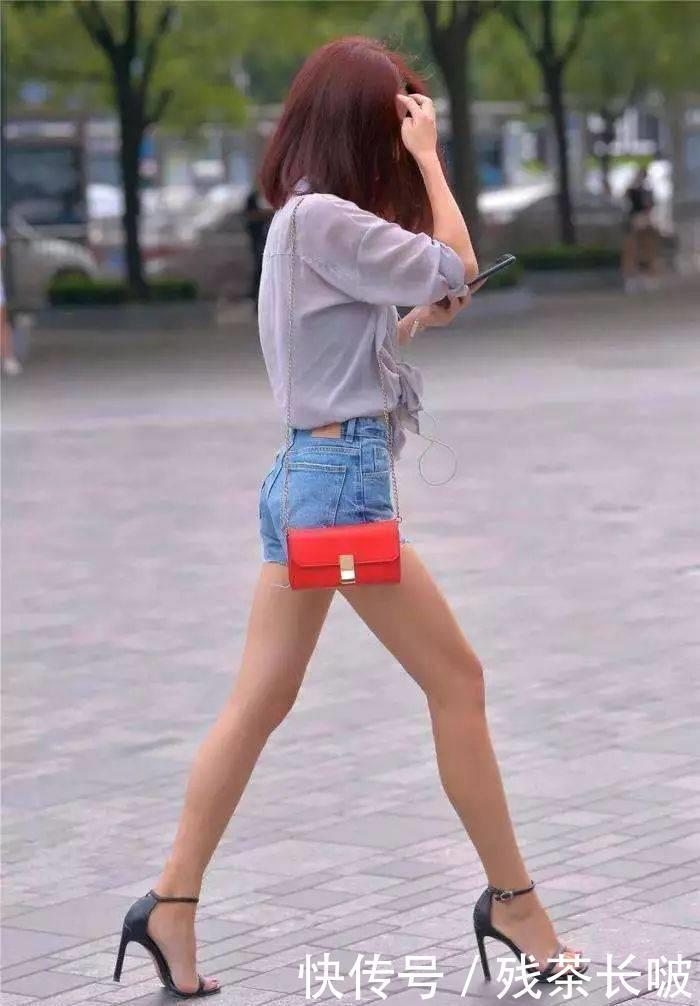 小姐姐脚上搭配上一双尖头的高跟鞋，绸缎的面料，高贵有气质