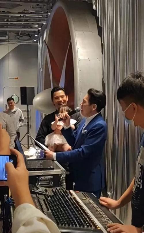 向佐|郭碧婷一家五口看动画展，cora打扮粉嫩超可爱，长得像爸爸