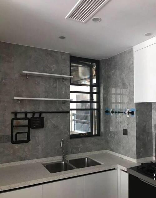 收纳|老公在厕所门口打个柜子,超实用,跟卧室一起,能装下“全世界”