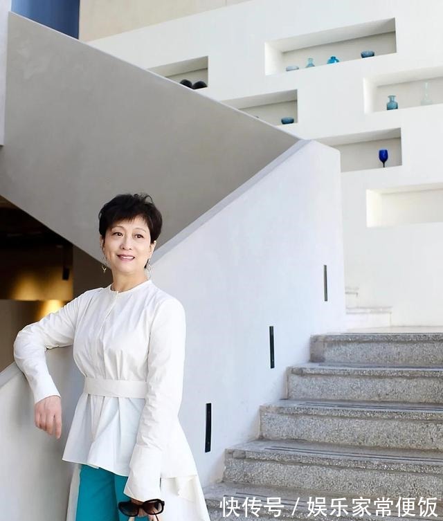 针织开衫 这才是五六十岁女人该有的打扮!她的减龄穿搭,优雅时髦又舒心!