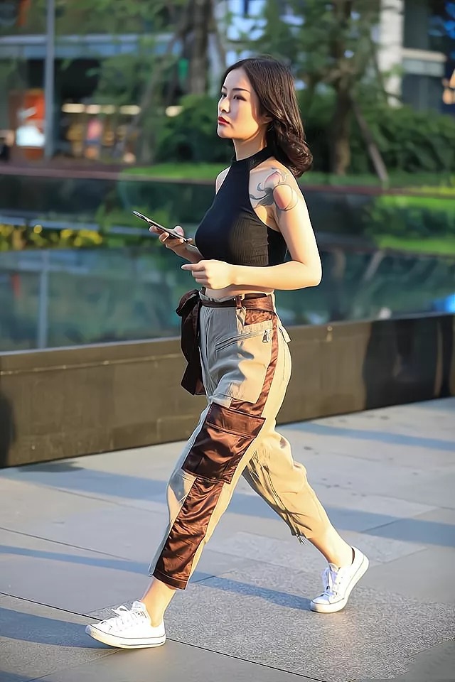 时尚 黑色挂脖上衣搭配卡其色工装裤,干净利落,时尚大气