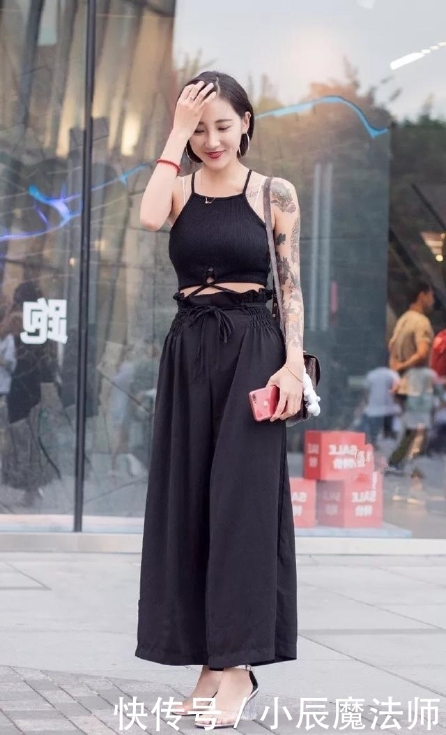 小姐姐|路人街拍,小姐姐穿短款的吊带背心,显得有些性感