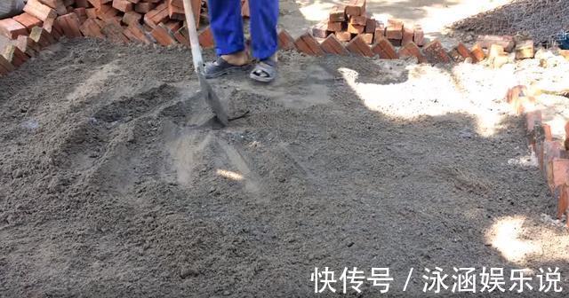 院子|老爸在家闲不住,用红砖铺院子,拼花效果比大理石还好看耐用