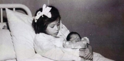 儿子|最小妈妈!儿子和妈差5岁,5岁就当了妈妈,还生下了孩子