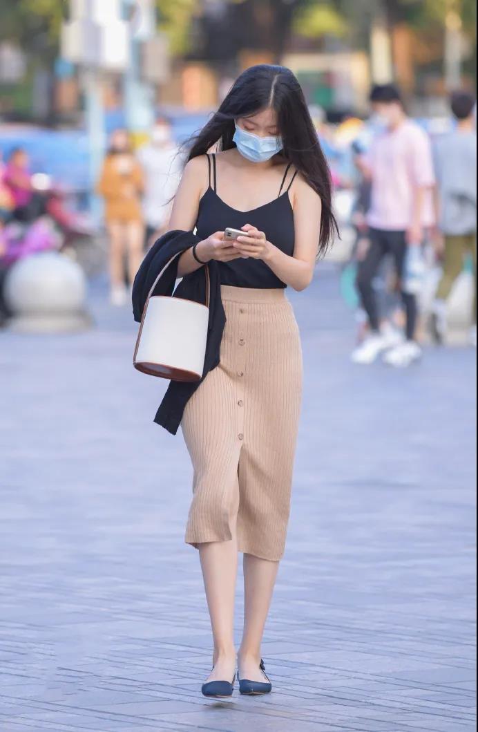 街拍:身材苗条、戴着口罩的小美女,拎着时尚小包