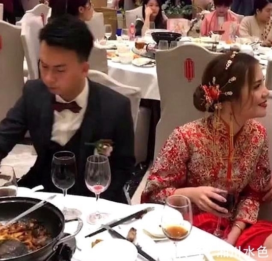 走红|“霸气新娘“走红,新郎看见她的坐姿,表情一脸凝固