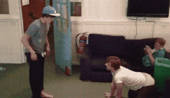 |搞笑GIF:自从有了女朋友 我就喜欢上了这条路