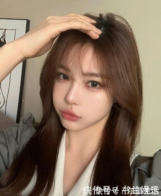 头发|整体看起来很洋气的女人,选发型都会注意这3点,一下年轻好几岁