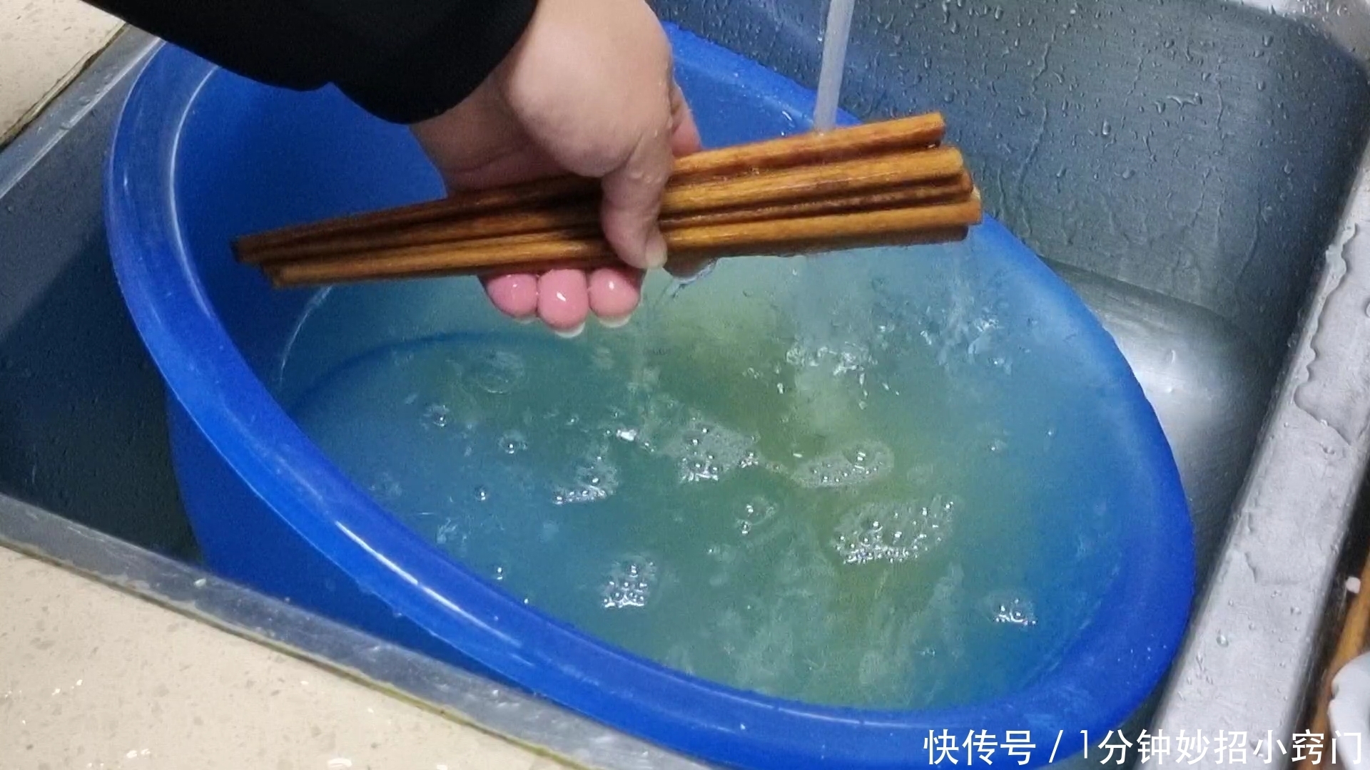 每天用清水洗筷子,相当于吃细菌,教你一招,筷子干净又杀菌