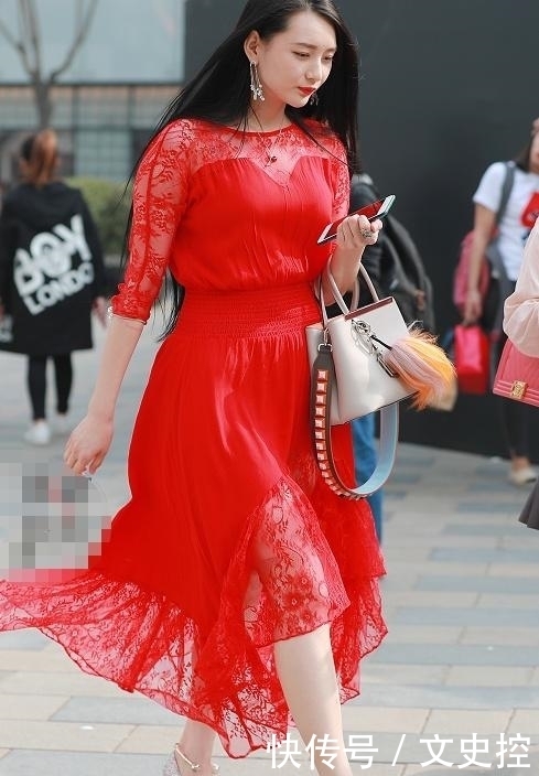 街拍:图三肤白,确认过身材,是敢穿女人!