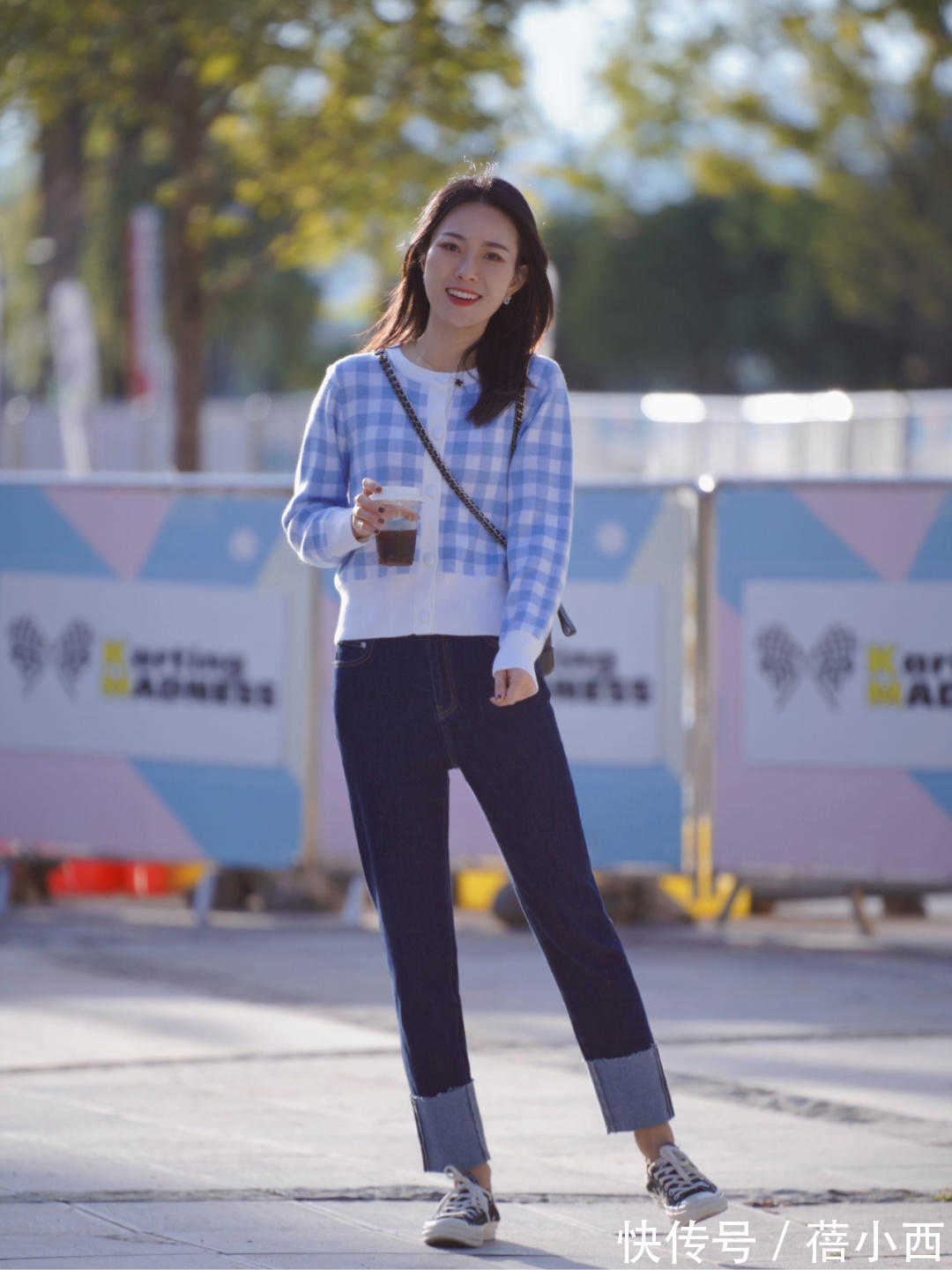 时髦|今秋“奶奶衫+牛仔裤”火了,洋气不说还显瘦,时髦精最爱!