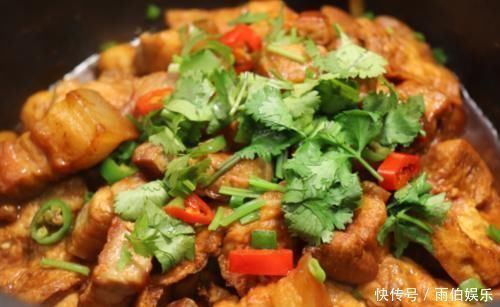 五花肉这样做真过瘾,不加水不加油,简单2步,上桌连汤汁都不剩