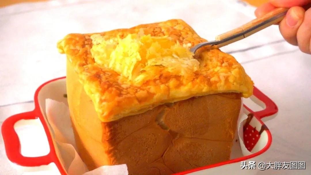 天冷了，煮个酥皮面包汤喝，喝完汤，吃浸满奶油汤汁的面包，满足