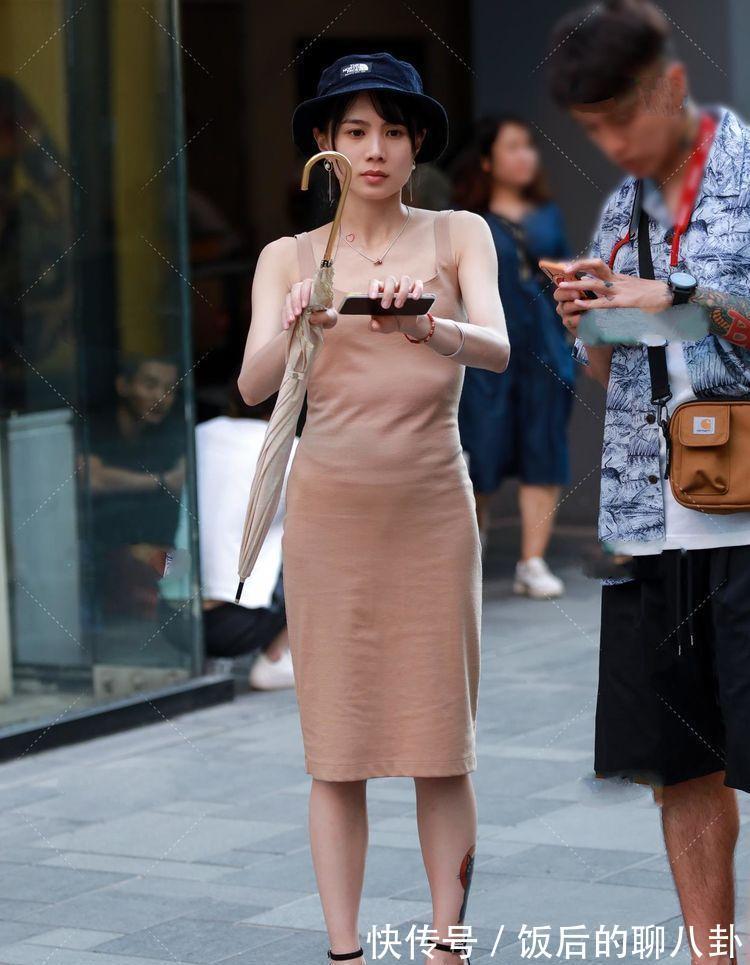 搭配|牛仔裤，搭配蓝色长袖衫，简约靓丽有气质，显身材又耐看