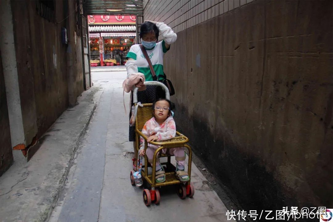 独子|残疾妈妈独子溺亡后，42岁借钱做试管婴儿，迎来女儿也迎来了悲剧