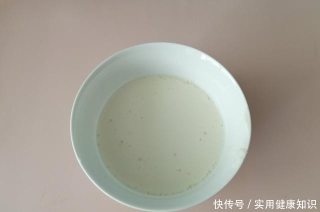  夏天不用烤箱也能做蛋糕，1搅1拌就完成，入口即化，孩子超爱吃