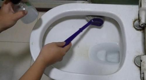 赶紧把牙膏挤到白醋里,真是厉害了,了解一下,学会告诉家里人