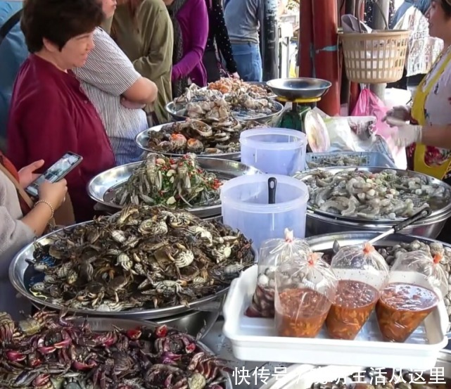 海鲜|马来西亚街头海鲜市场,螃蟹都是按筐来卖,直接拿起来就可以吃