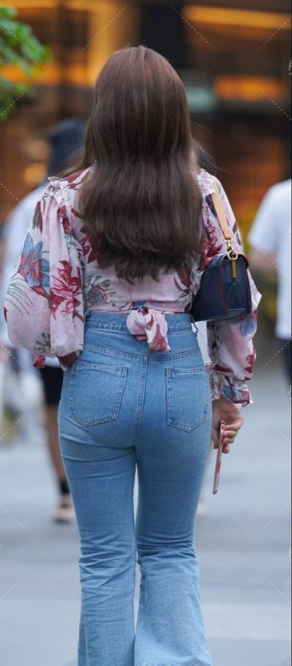 年青|牛仔裤穿出了复古文艺感，很是性感迷人，不经意间秀出三角区