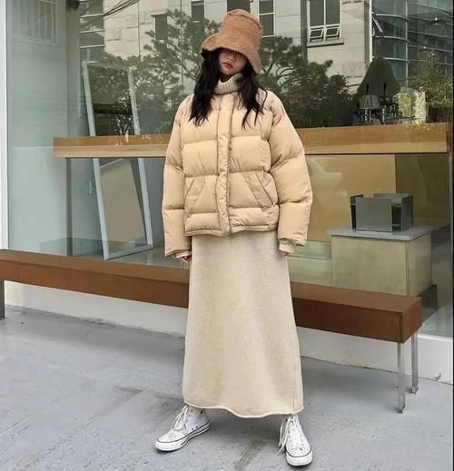 羽绒服烂大街还能穿出新花样！4个搭配奇招，美得与众不同！