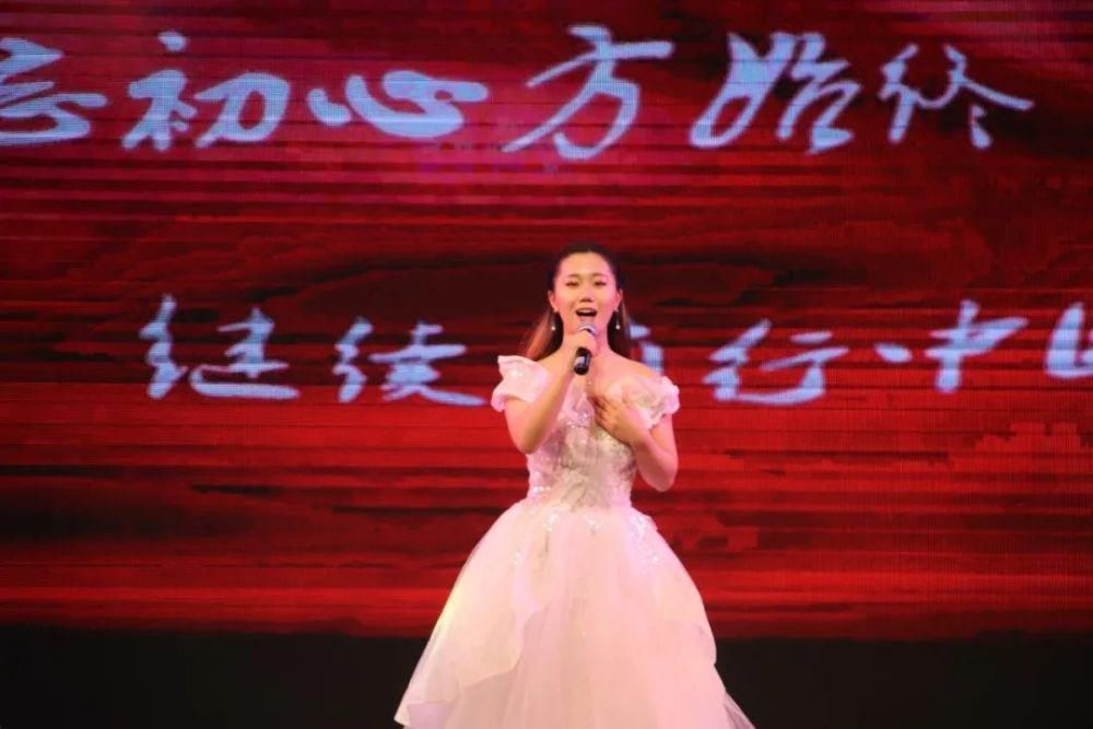 冬天的第二场雪和今晚的校园歌手大赛更配噢~