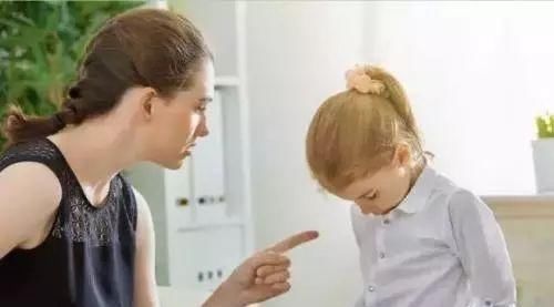 做法|“妈我的钱丢了”,两位妈妈的不同做法,20年后孩子性格差距很大