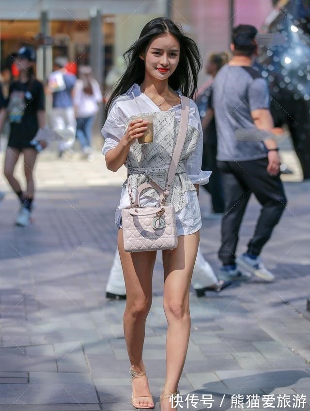 小白鞋 粉色压纹包,搭配性感休闲三件套,俏皮又少女的日常穿搭!