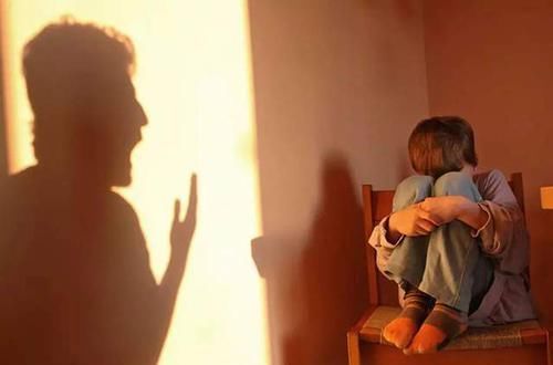 当孩子有情绪时，家长用这3种方式处理，就是在“火上浇油”