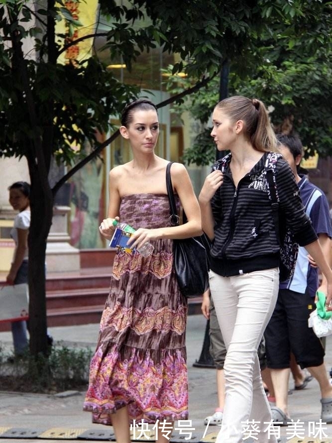 制服|街拍:制服加黑丝,这样的小姐姐看了好心动