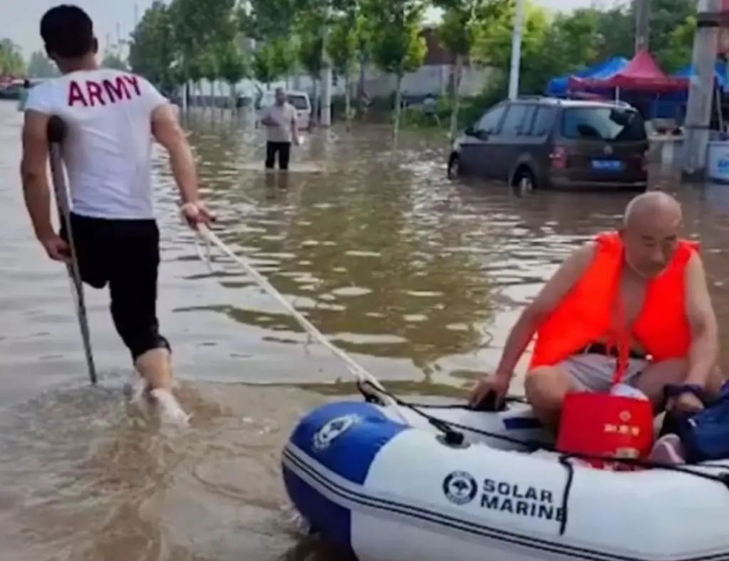 洪水|“独腿”小伙自发驰援新乡抗洪一线：“最渴的时候喝了三口洪水”