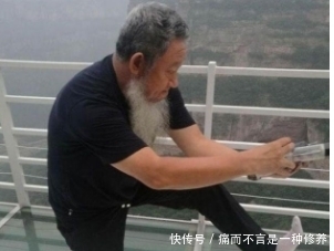 邵岩9天写幅书法卖30万,网友质疑不值,专家:放大15倍看看