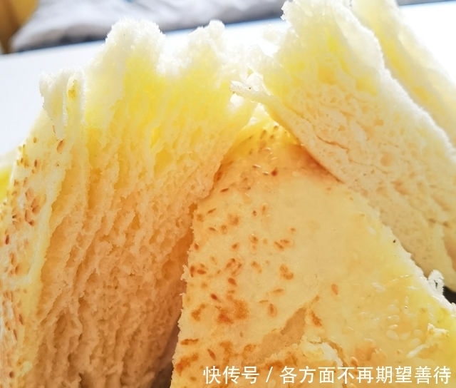 千层杂粮发面饼，外边金黄酥香，里面柔软分层