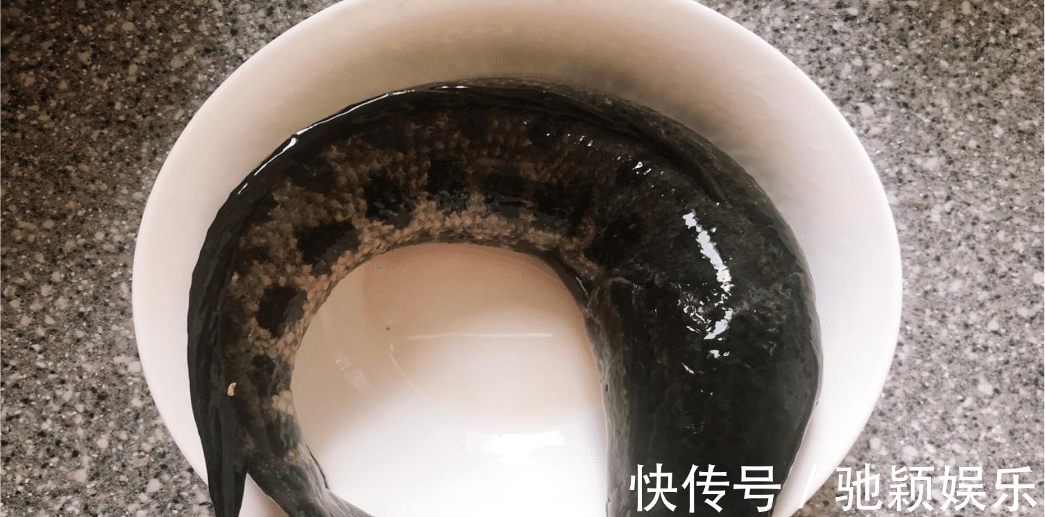 入秋后，草鱼鲫鱼靠边站，不如吃它，肉肥刺少，常喝气色更好