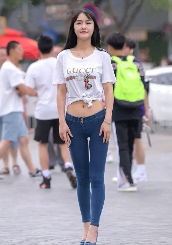 小脚 穿搭不能太死板,连牛仔裤都火了一种新穿法,玲珑身材有望了!