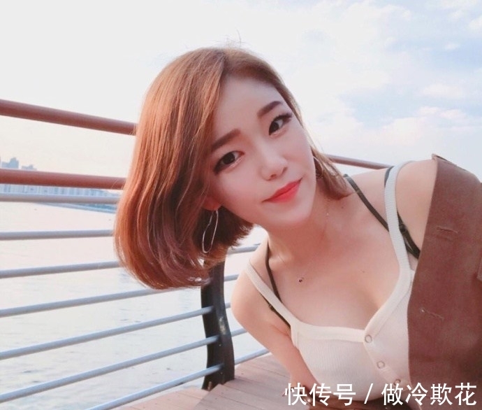 樱桃小嘴|街拍:短发女神,樱桃小嘴,很美丽!