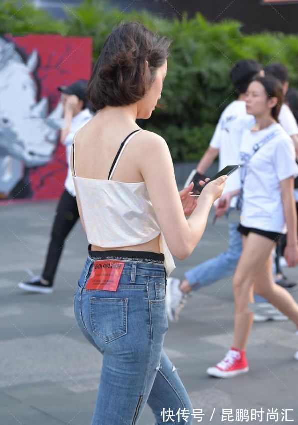 美女 美女脚上搭配上一双裸色的尖头高跟鞋,让双腿显得修长又迷人