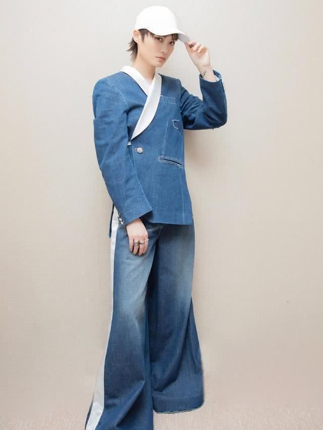 李宇春出席青你2总决赛亲身演绎百变舞台,暖心助力成团夜