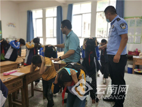 师生们|云南腾冲边检站民警与驻地小学共庆“六一”儿童节